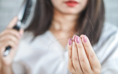 4 Kebiasaan Penyebab Rambut Rontok